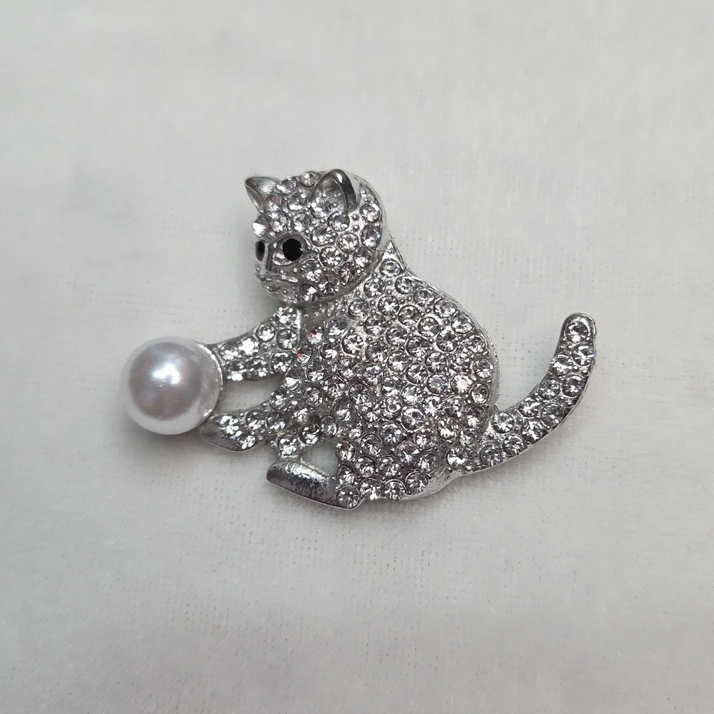 Women's Silver Cat With Ball Pearl Brooch Retro Style Pin Rhinestones Elegant